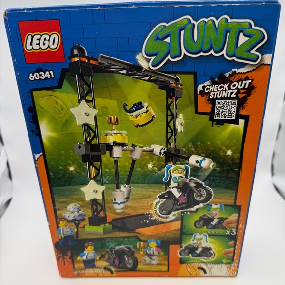 LEGO City The Knockdown Stunt Challenge 60341 Building Toy Set - Picture 3 of 4